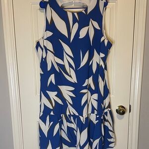 Elegant Blue and White Leaf Pattern Mini Dress